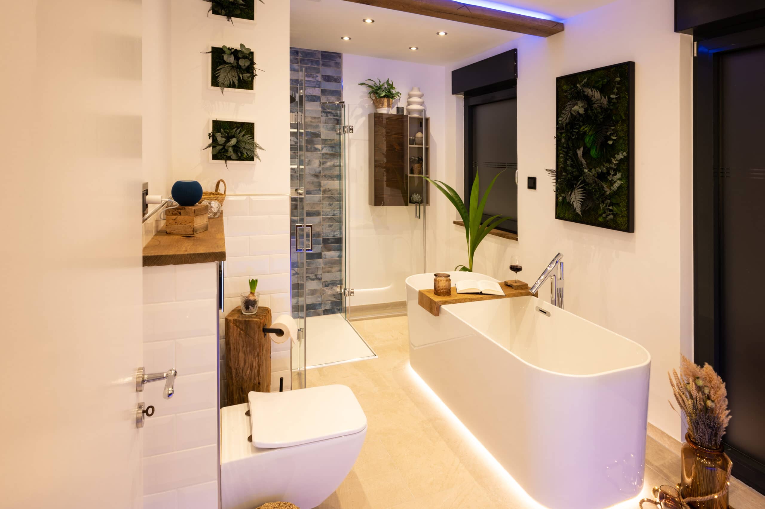 Modernes Badezimmer mit Ambientebeleuchtung und freistehender Villeroy & Boch Finion Badewanne
