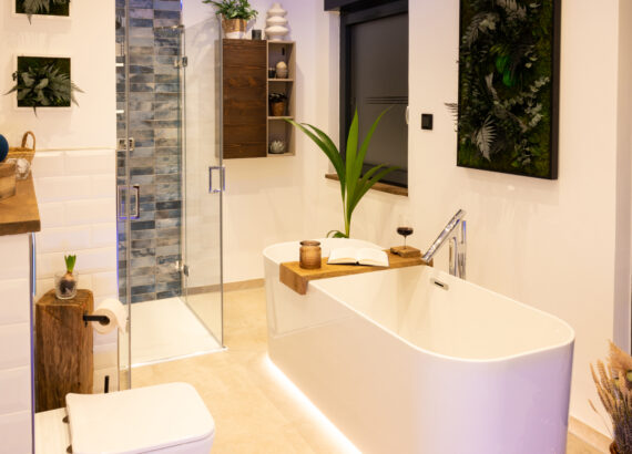 Modernes Badezimmer mit Ambientebeleuchtung und freistehender Villeroy & Boch Finion Badewanne