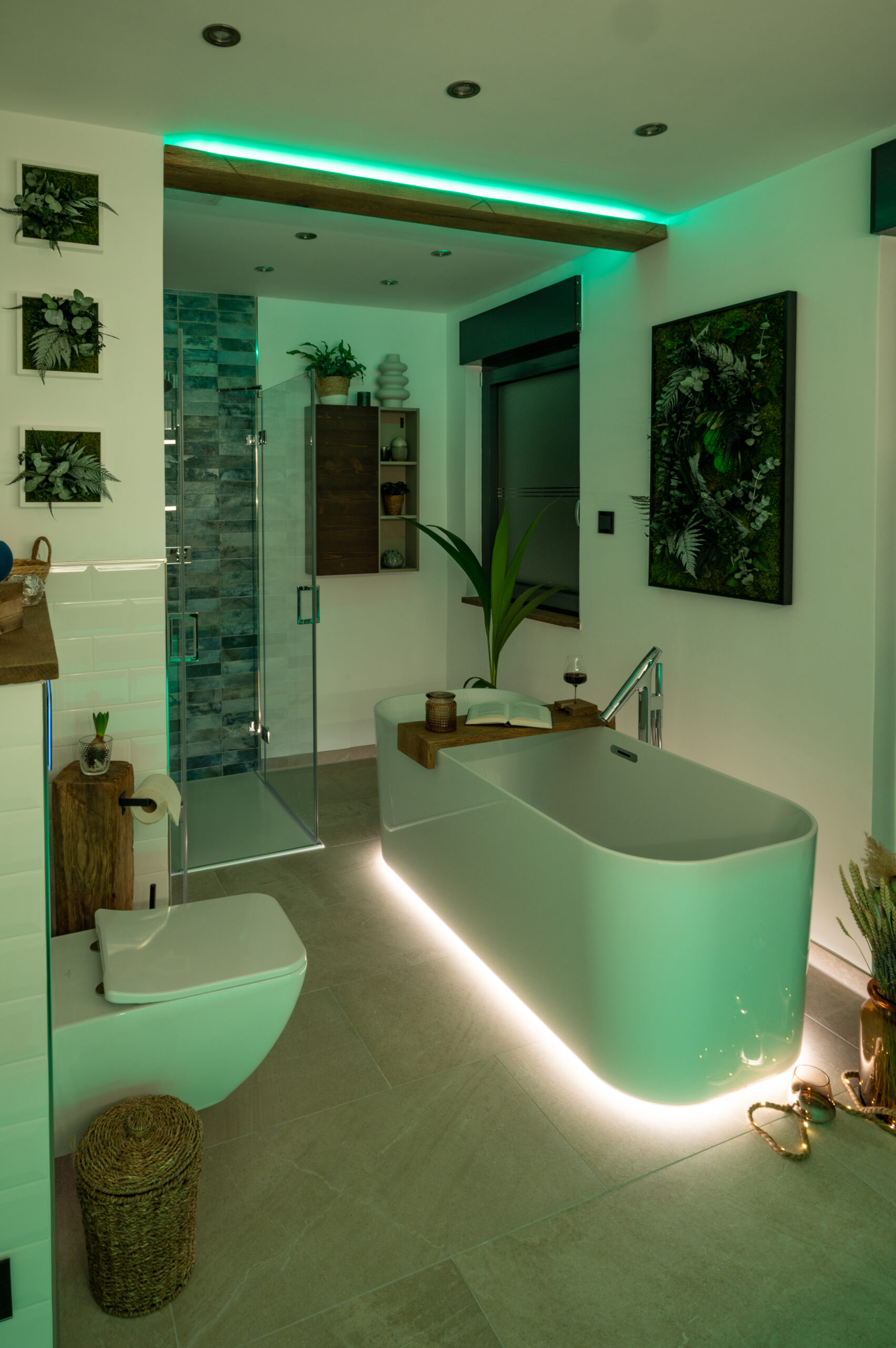 Modernes Badezimmer mit Ambientebeleuchtung und freistehender Villeroy & Boch Finion Badewanne