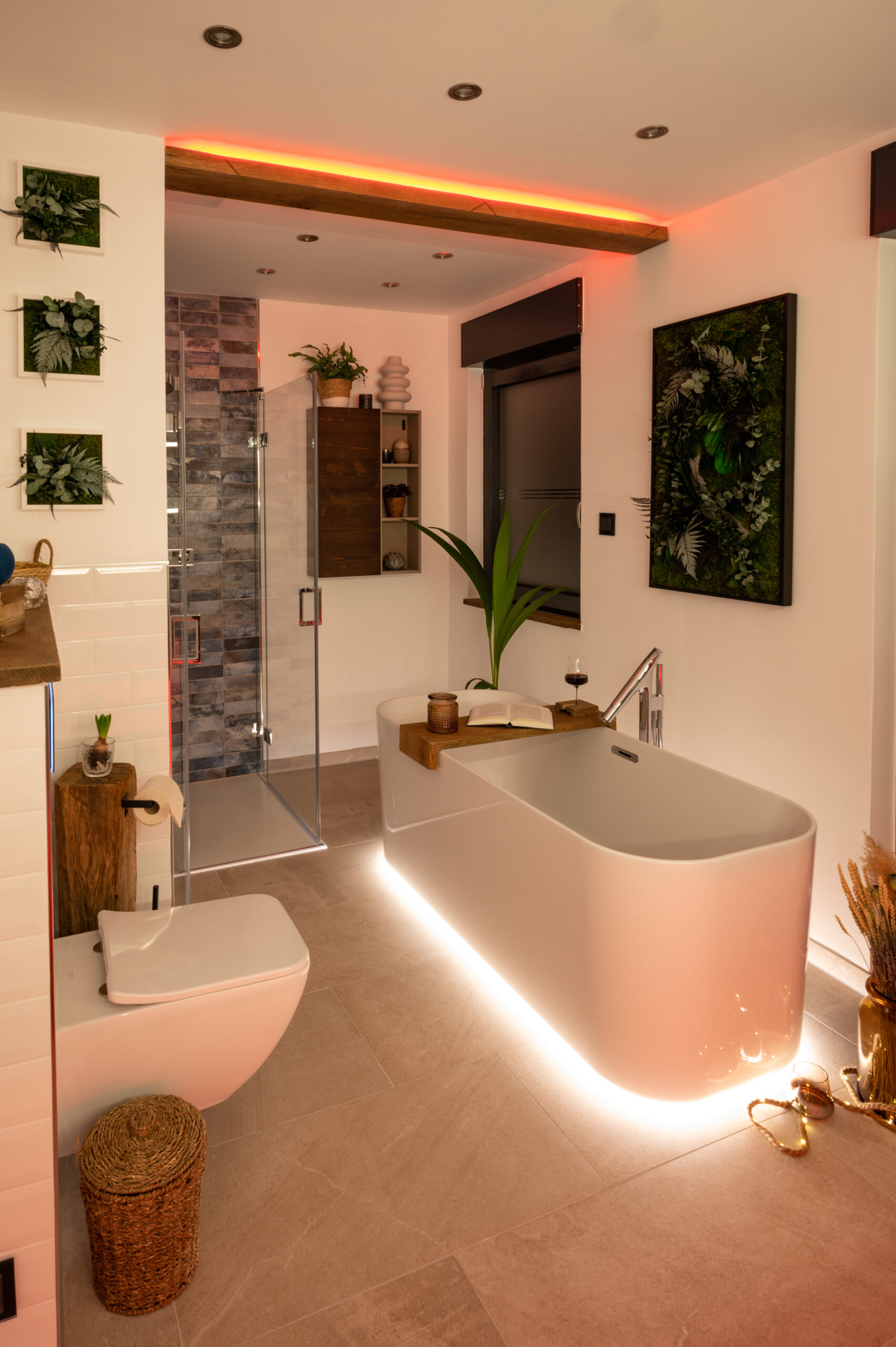 Modernes Badezimmer mit Ambientebeleuchtung und Villeroy & Boch Finion Badewanne