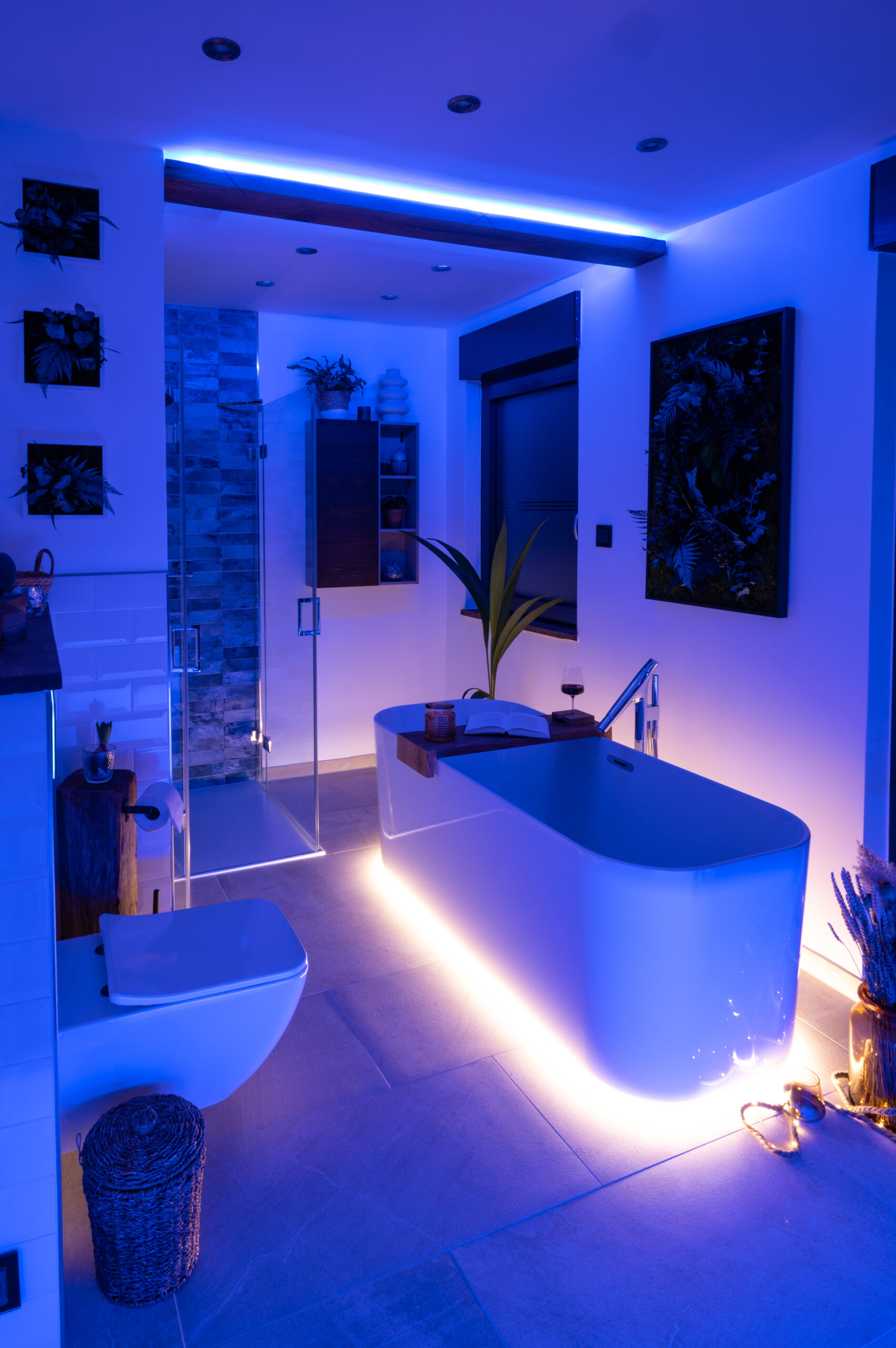 Modernes Badezimmer mit Ambientebeleuchtung und Villeroy & Boch Finion Badewanne